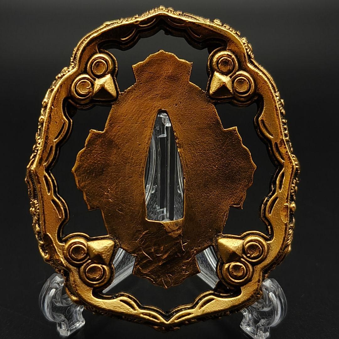 日本刀装具　刀鍔　軍刀拵　菊紋の図　銅地　細工　絵金銀　鍔　刀の鍔　鐔　刀鐔