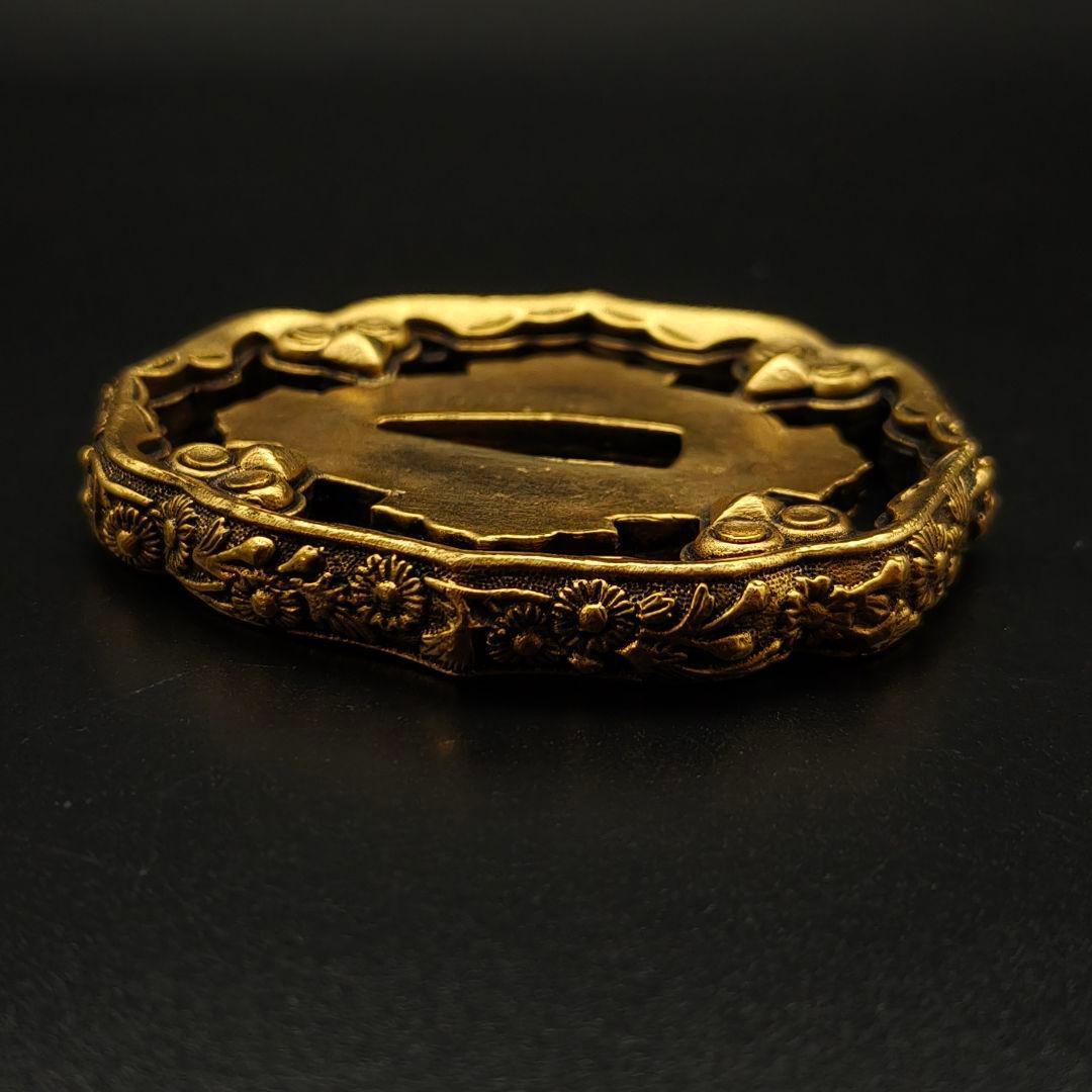 日本刀装具　刀鍔　軍刀拵　菊紋の図　銅地　細工　絵金銀　鍔　刀の鍔　鐔　刀鐔