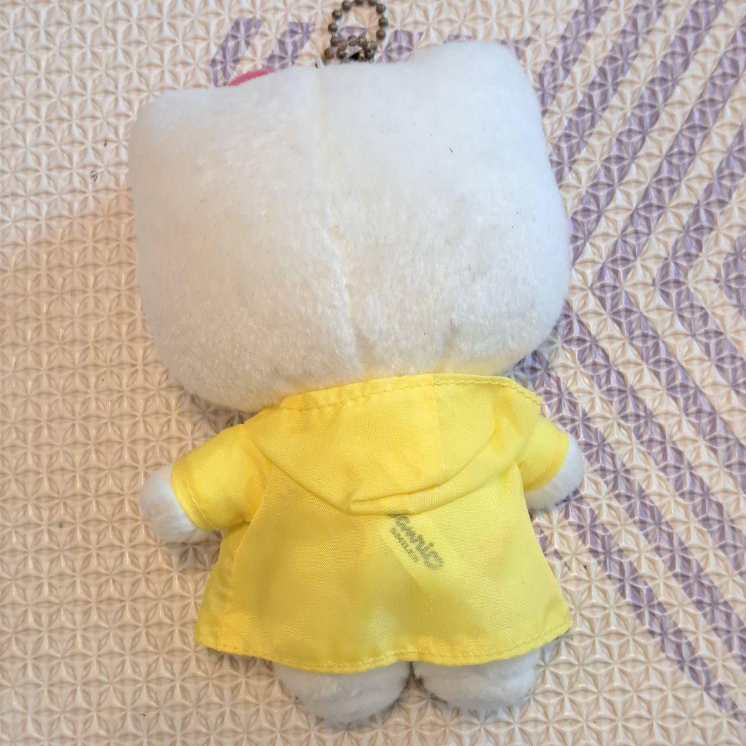 ハローキティ マスコット キーチェーン付き　ぬいぐるみ　カッパ　雨の日 サンリオ