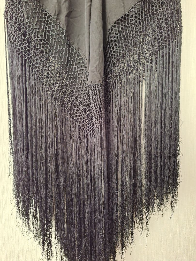 フラメンコ衣装　大判マントン　黒地赤花柄