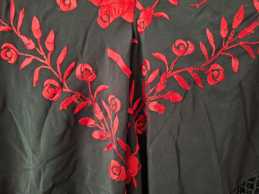 フラメンコ衣装　大判マントン　黒地赤花柄