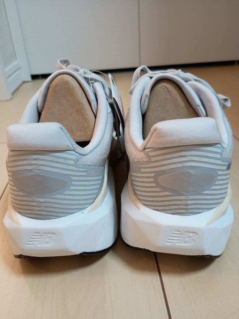 新品未ニューバランスFuelCellRebelv5 26cmワイズDグレー