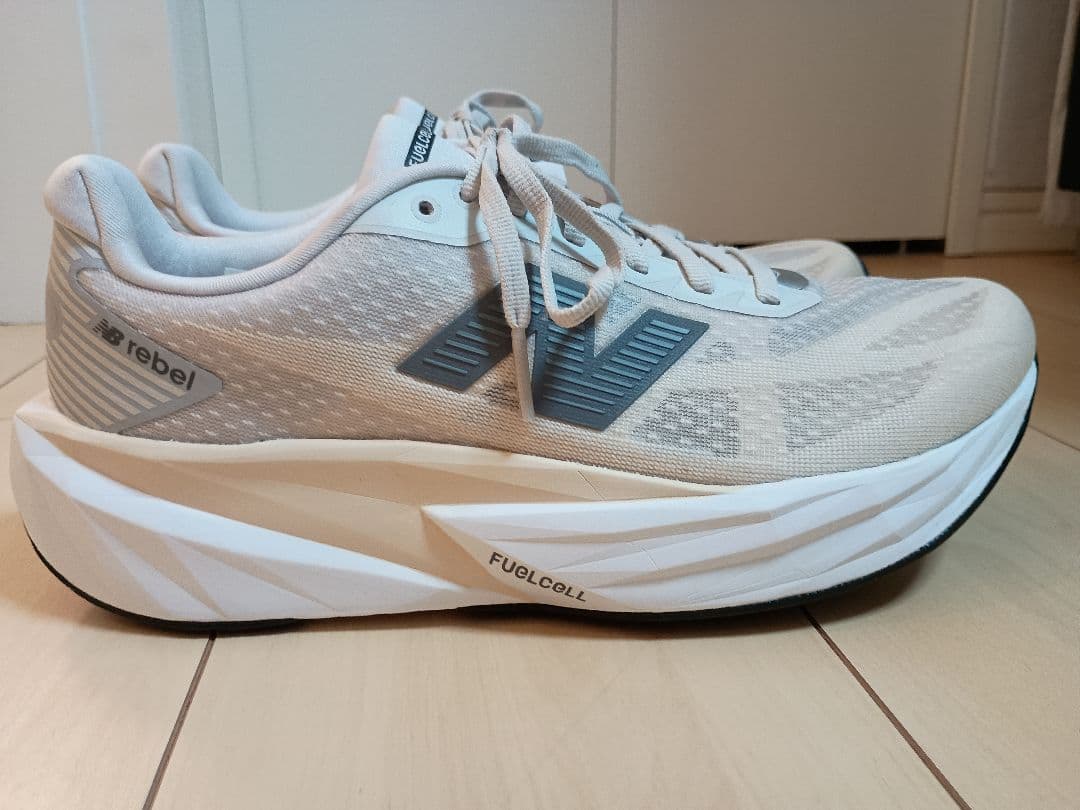 新品未ニューバランスFuelCellRebelv5 26cmワイズDグレー