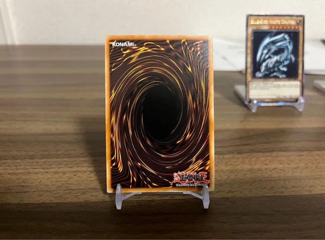 青眼の白龍、真紅眼の黒竜、ブラックマジシャンの英語版25thになります。