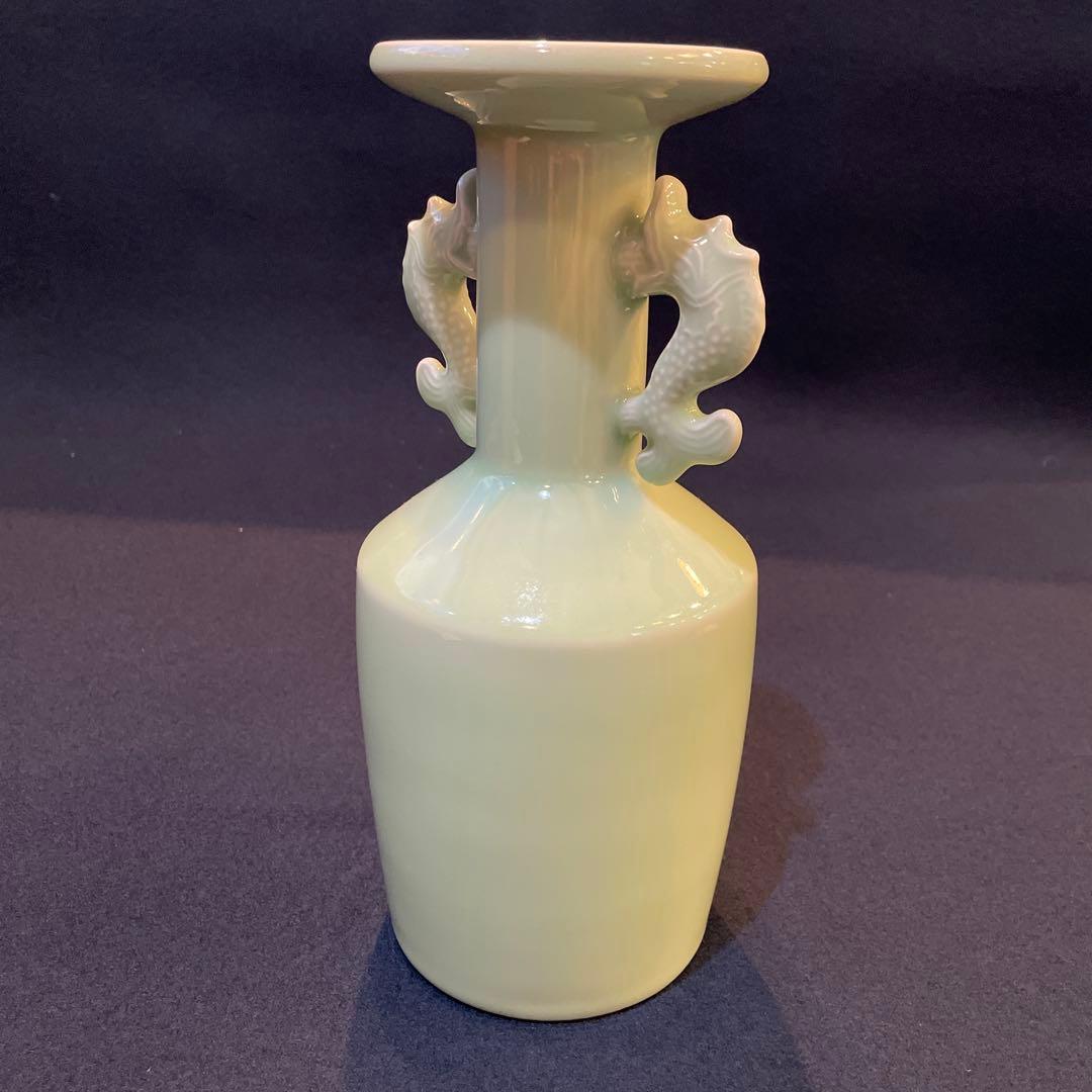 「平戸焼」青磁 【横石 嘉助】(作)の『鯱耳(シャチミミ)花瓶』共箱※美品　花入