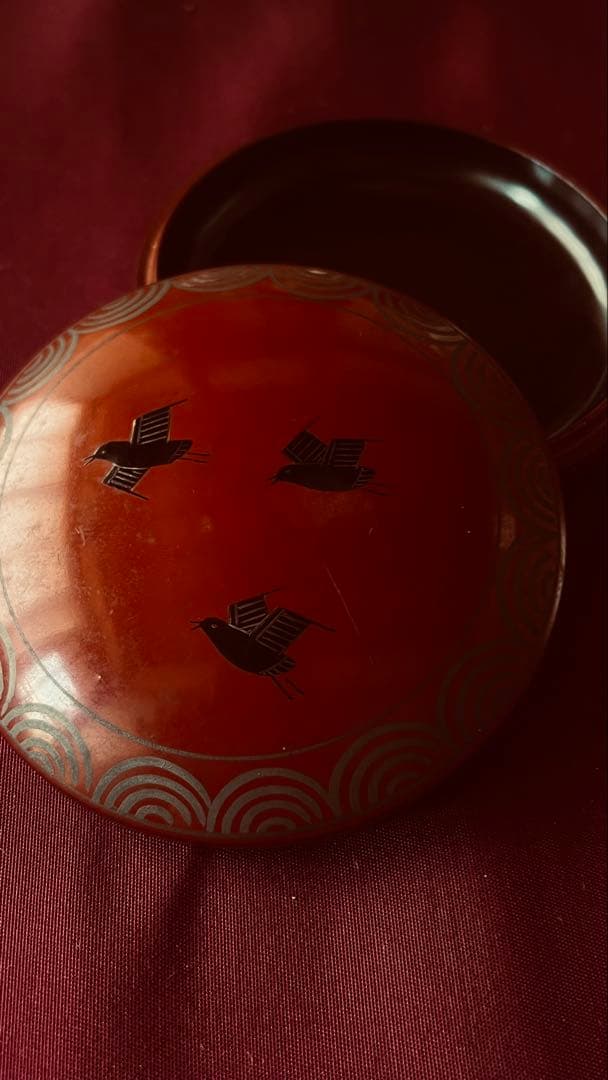 赤い鳥模様の朱肉入れ