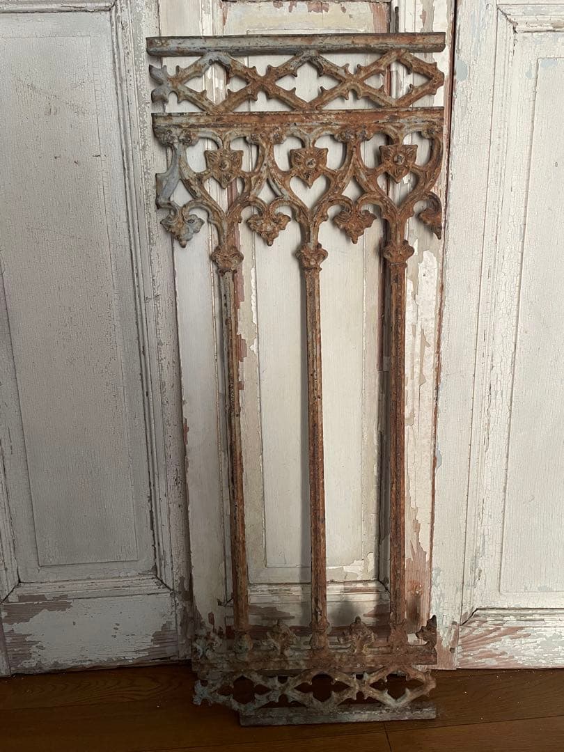 フランスアンティーク　ペンキの剥げた 美しい　アイアン　オブジェ