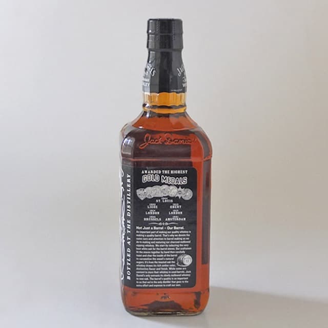 Jack Daniel’sNo.7テネシーウイスキー700ml 40%缶Box入