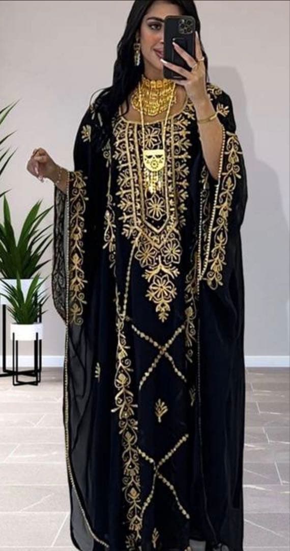 黒の金色刺繍カフタン