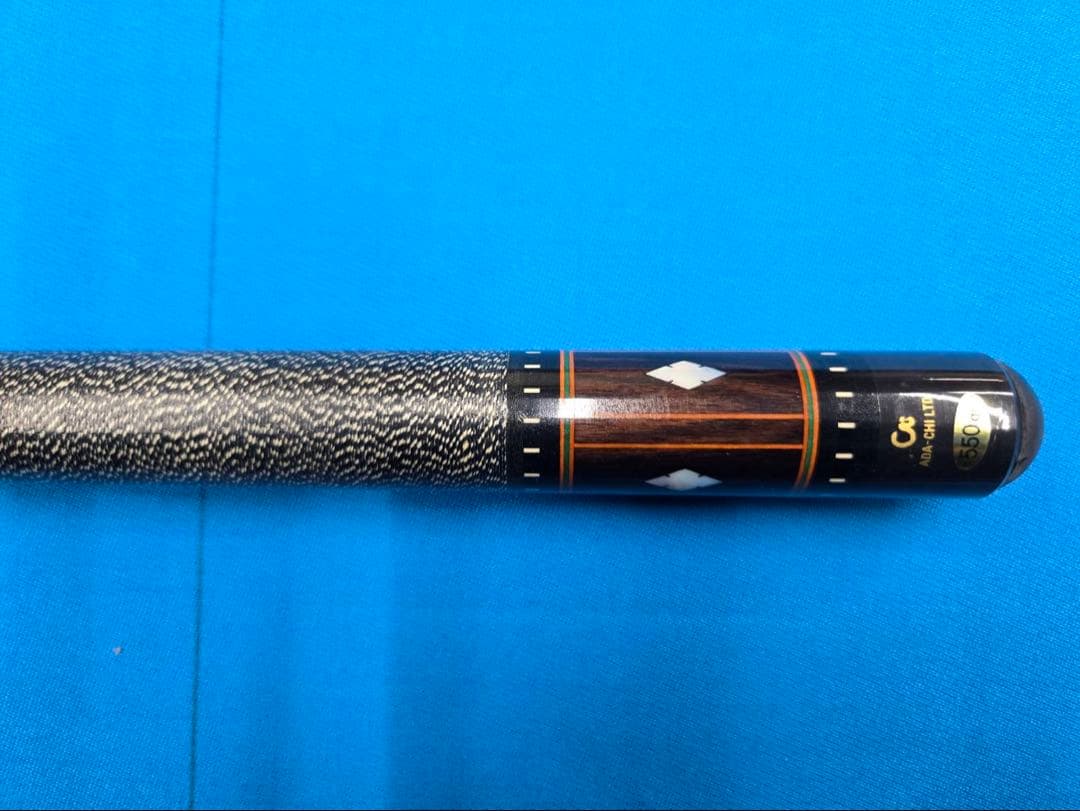 装飾的な木製ビリヤードキュー