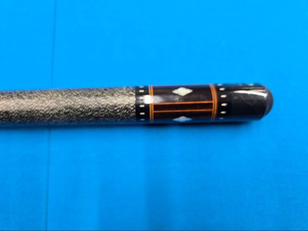 装飾的な木製ビリヤードキュー