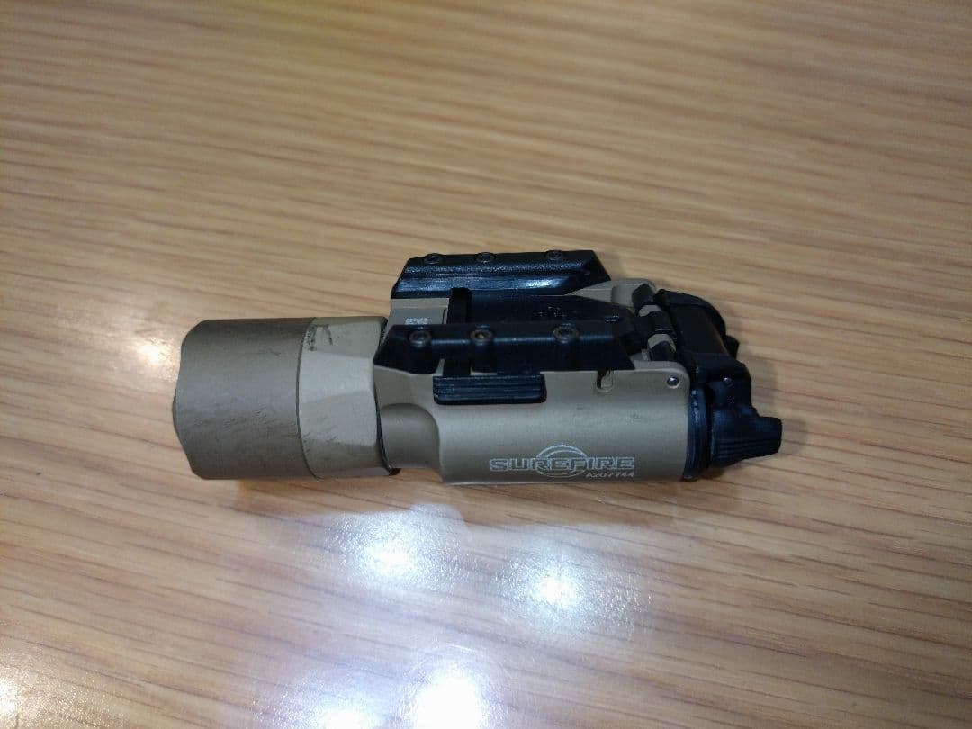 SUREFIRE X300U-A タンカラー 実物中古品