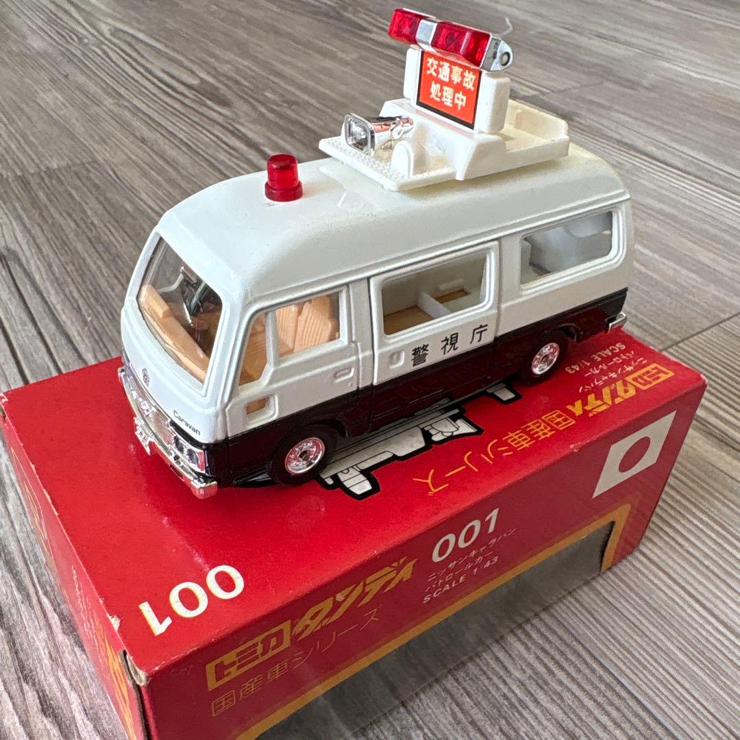 トミカ ダンディ　ニッサンキャラバンパトロールカー 001