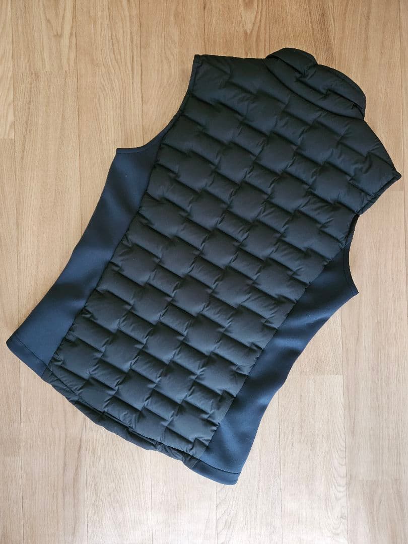 【1piu1uguale3】STAND DOWN VEST　ブラック