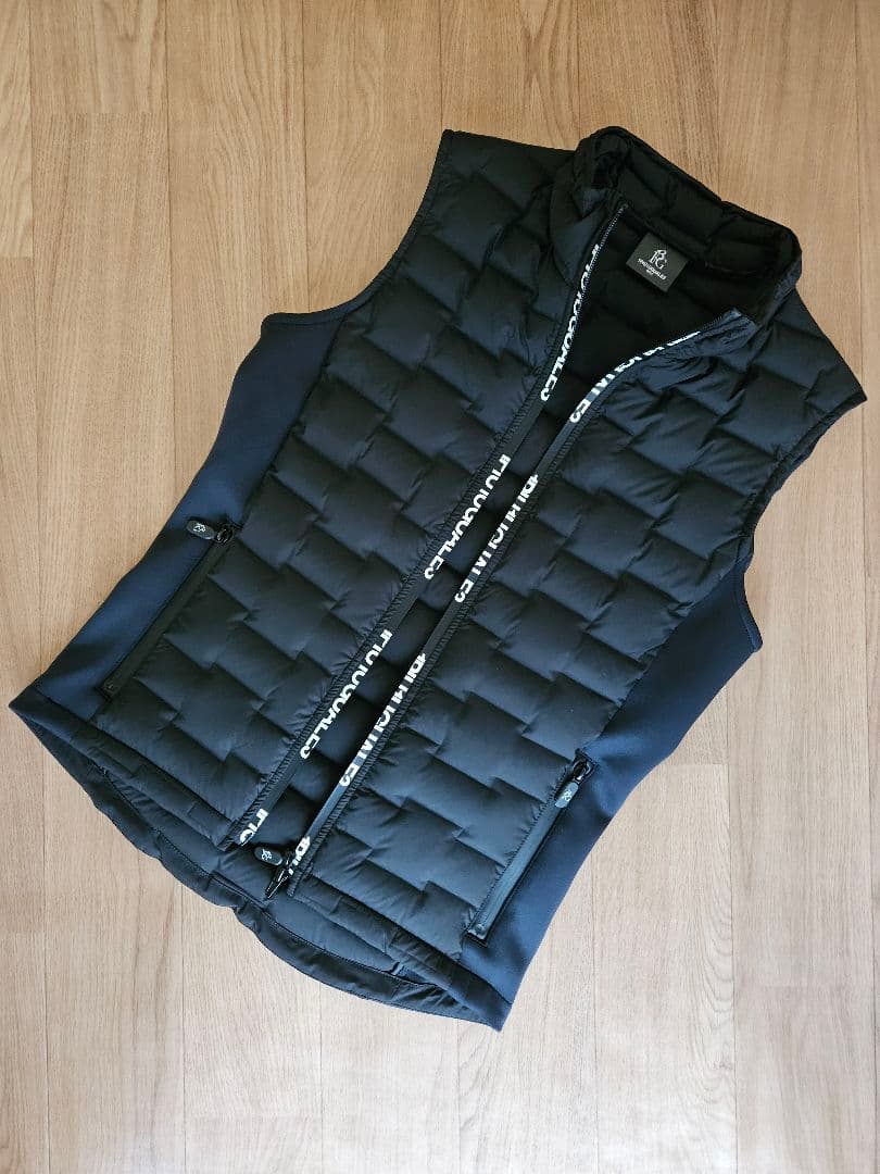 【1piu1uguale3】STAND DOWN VEST　ブラック