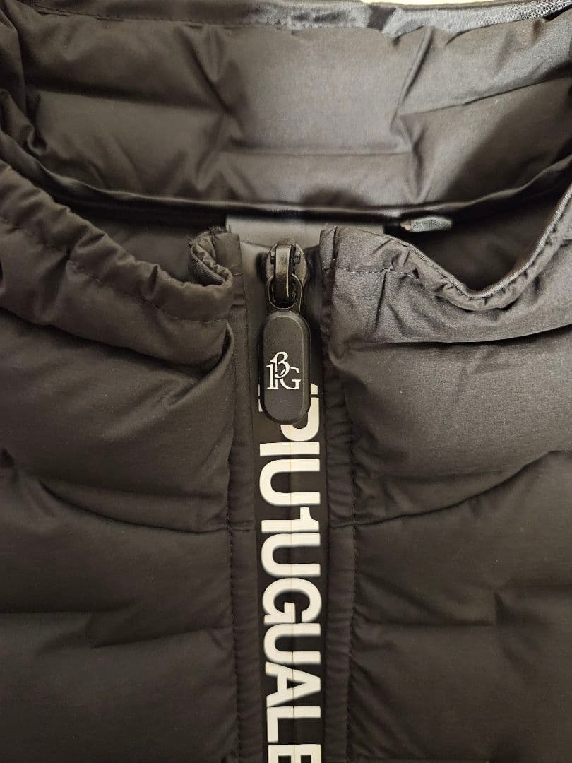 【1piu1uguale3】STAND DOWN VEST　ブラック