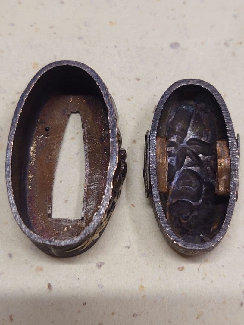 縁頭、素銅魚子地に竹に虎図