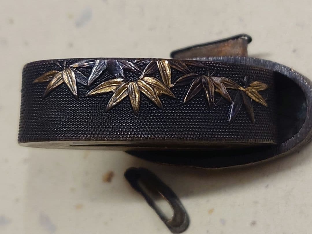 縁頭、素銅魚子地に竹に虎図