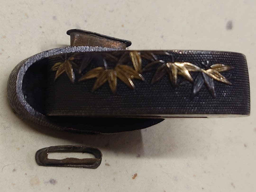 縁頭、素銅魚子地に竹に虎図