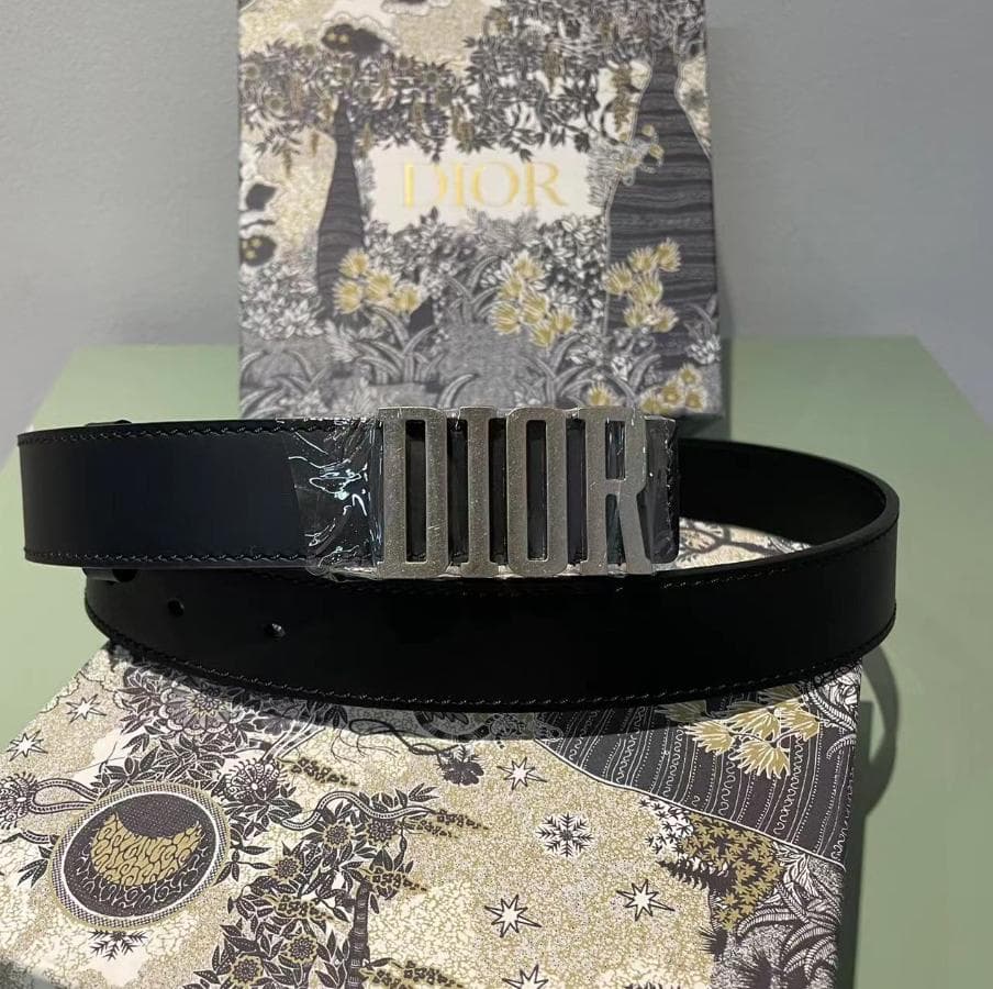 Dior 黒レザーベルト ロゴ入り