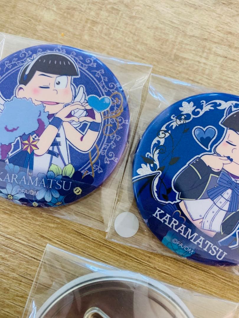 おそ松さん　カラ松　天使　悪魔　バンド　チェンジング 缶バッジ　ホログラム