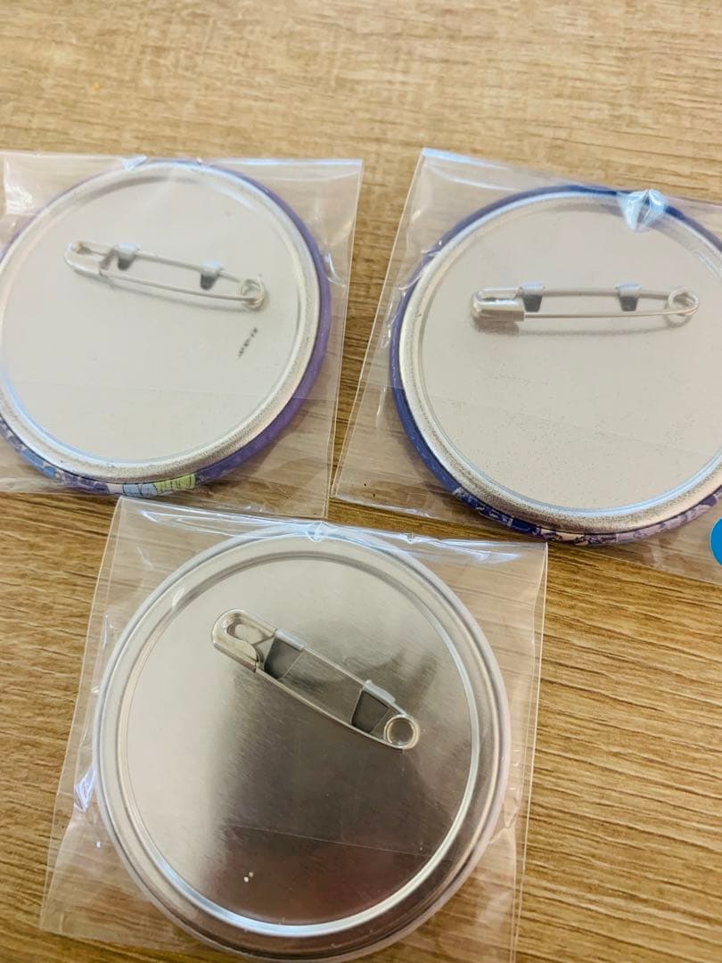 おそ松さん　カラ松　天使　悪魔　バンド　チェンジング 缶バッジ　ホログラム