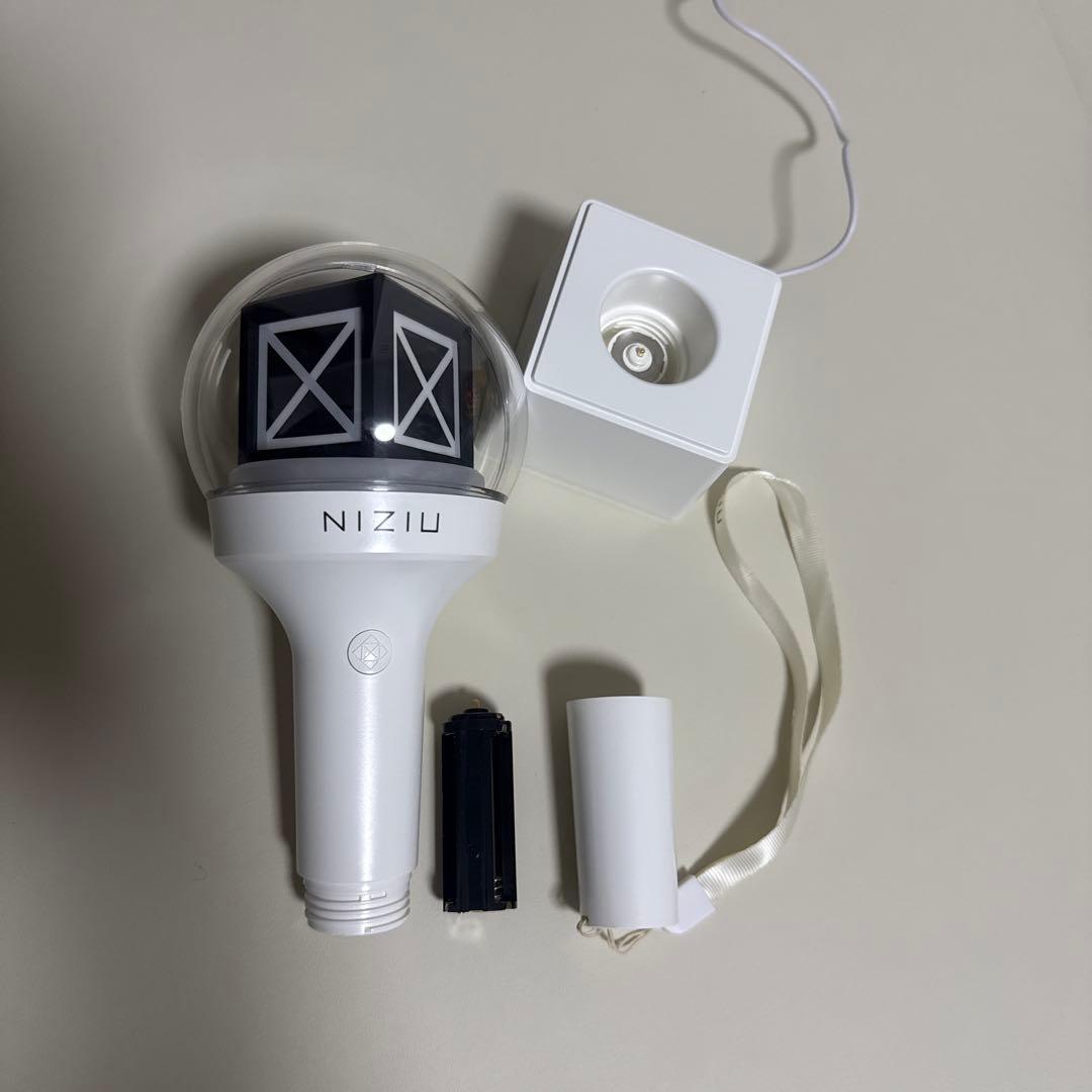 NIZIU ペンライト ホワイト 充電スタンド ケース　リストバンド付き