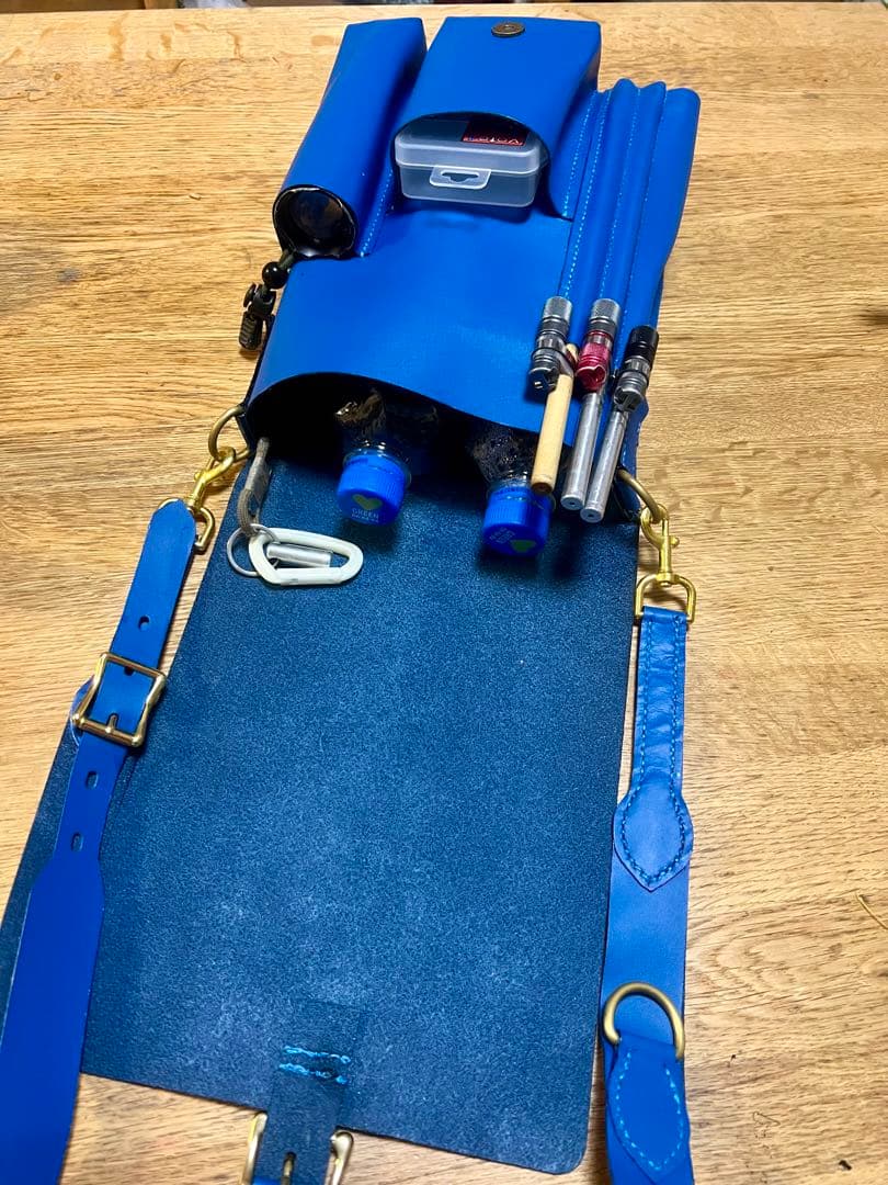 くわがた採集用レザーバッグ　青　掻き出し棒3本入ります　ライトポケット　他