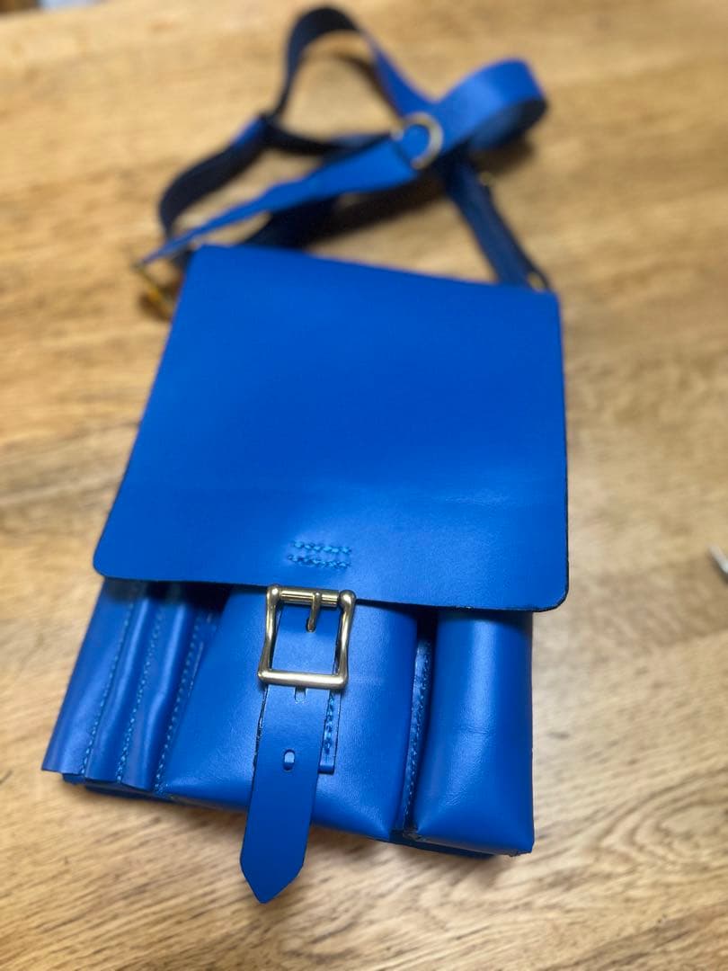 くわがた採集用レザーバッグ　青　掻き出し棒3本入ります　ライトポケット　他