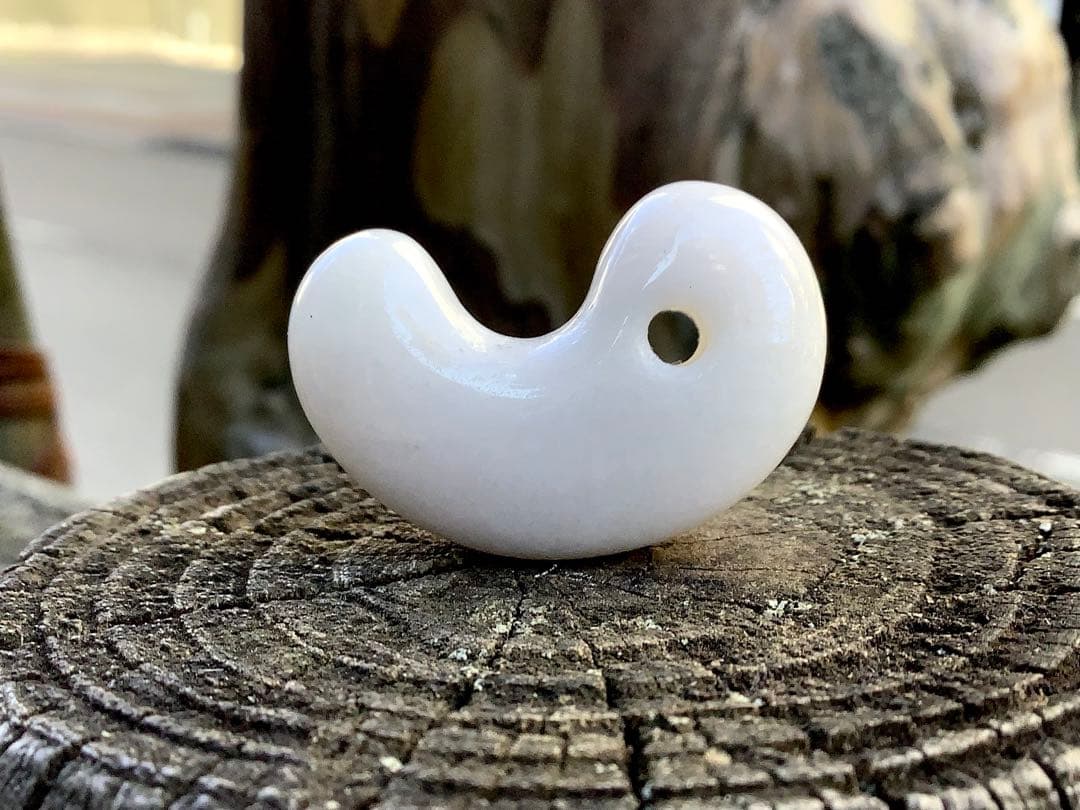 ✳極上物を守護石に糸魚川翡翠ジェダイト勾玉　白*無垢アイスジェイド氷　機械鑑別書