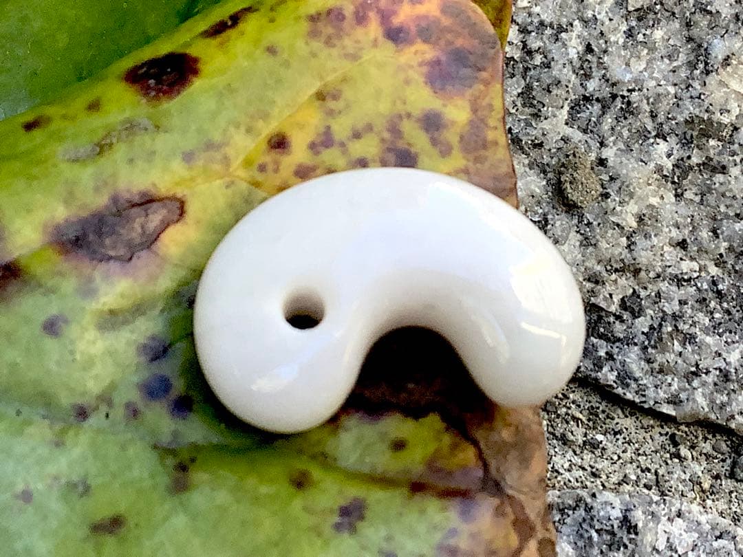 ✳極上物を守護石に糸魚川翡翠ジェダイト勾玉　白*無垢アイスジェイド氷　機械鑑別書