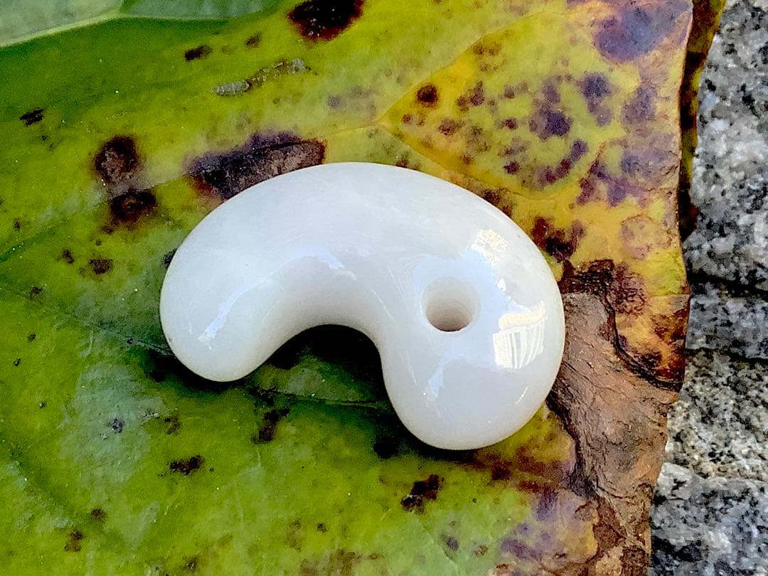 ✳極上物を守護石に糸魚川翡翠ジェダイト勾玉　白*無垢アイスジェイド氷　機械鑑別書