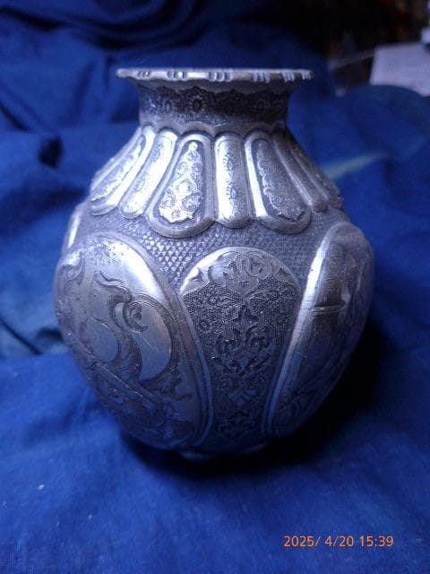 ヴィンテージ　銀製品。インドの細かな手彫りの高価な壺。物語が描かれています。