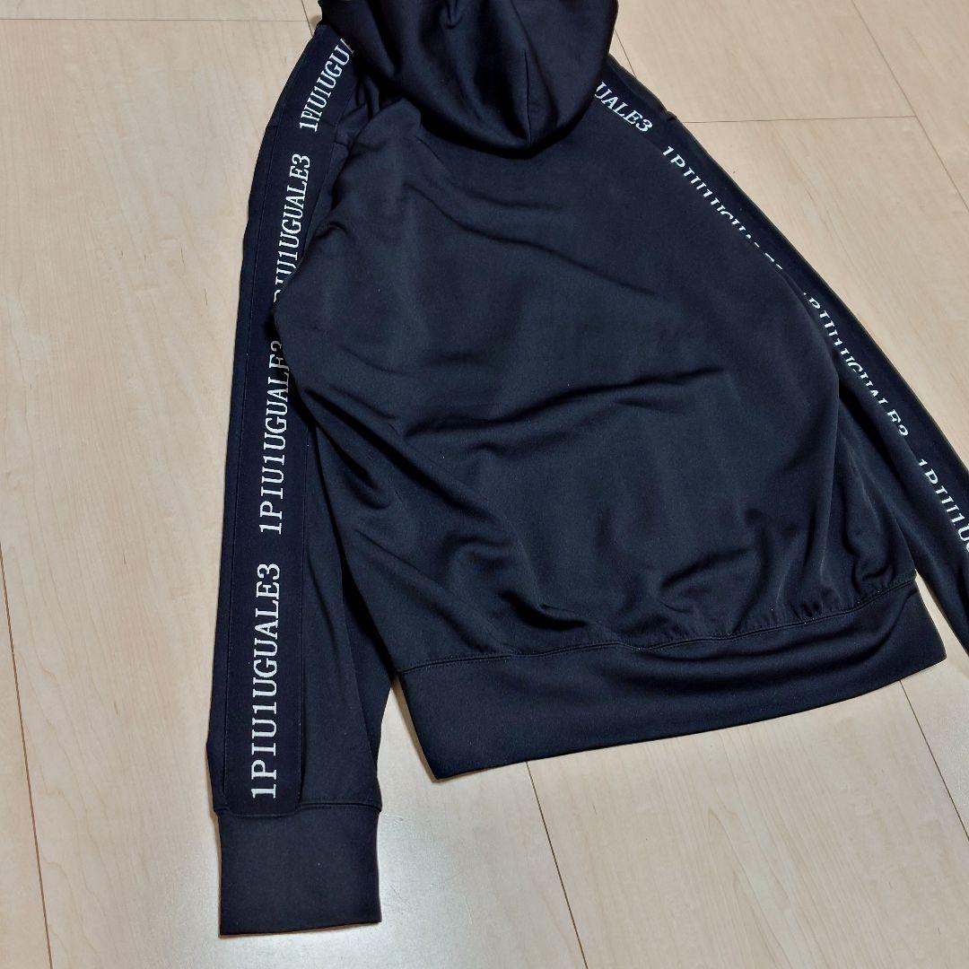 1PIU1UGUALE3 SPORT テープロゴパーカー