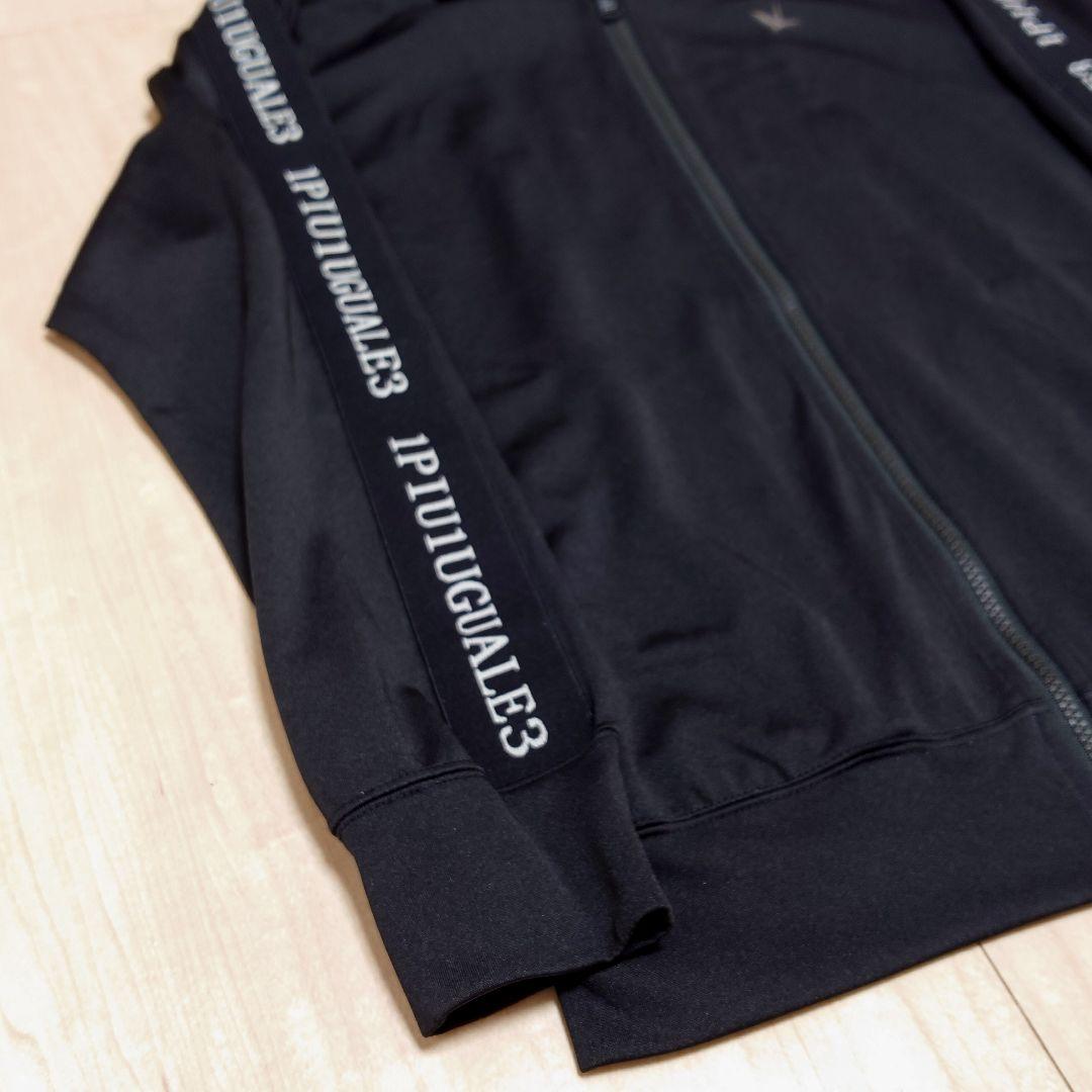 1PIU1UGUALE3 SPORT テープロゴパーカー