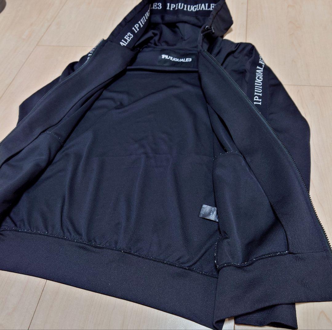 1PIU1UGUALE3 SPORT テープロゴパーカー