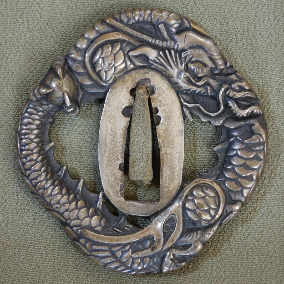 鍔 鐔 真鍮地 刀装具 武具 骨董【宝珠龍図透鍔】(鍔箱付き)