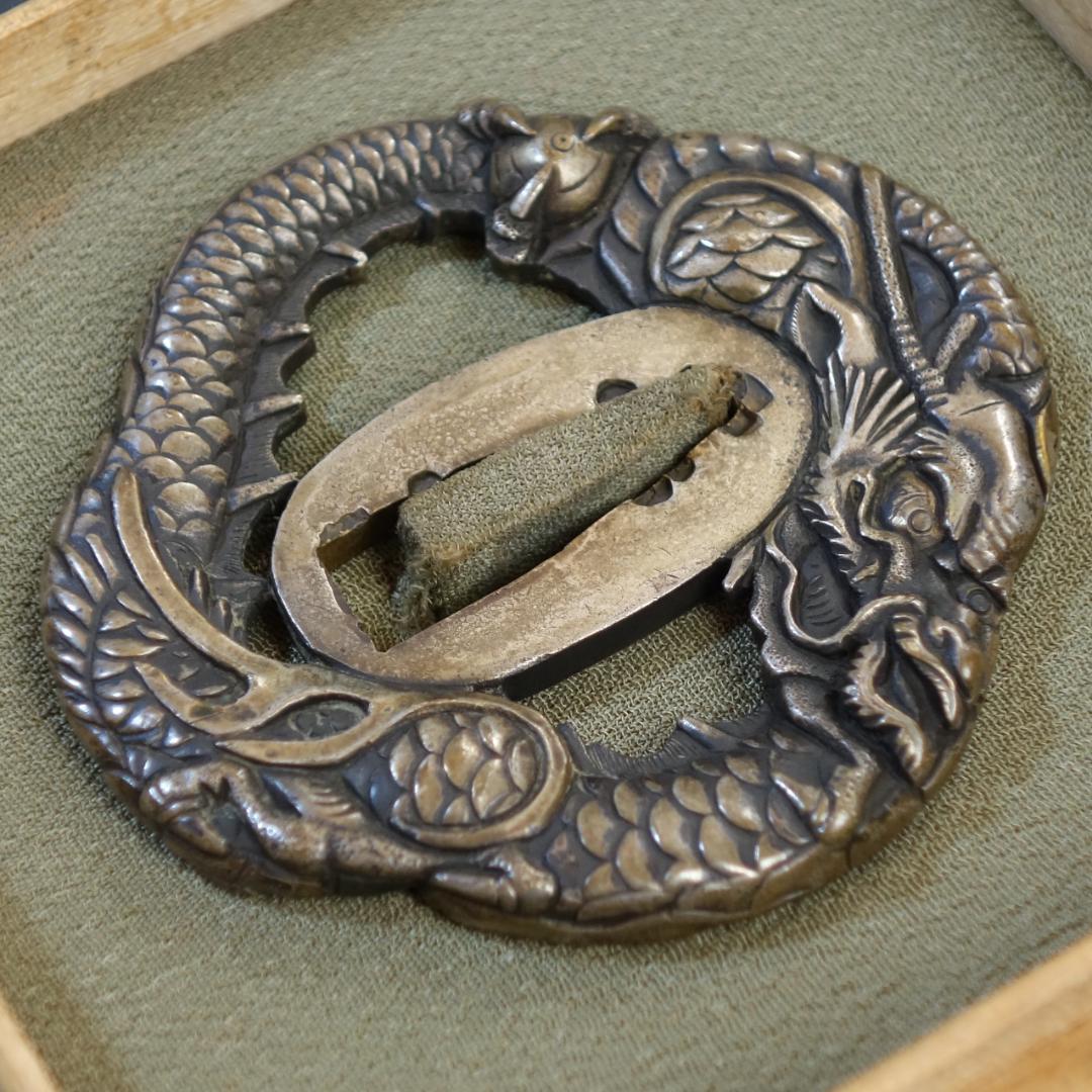 鍔 鐔 真鍮地 刀装具 武具 骨董【宝珠龍図透鍔】(鍔箱付き)