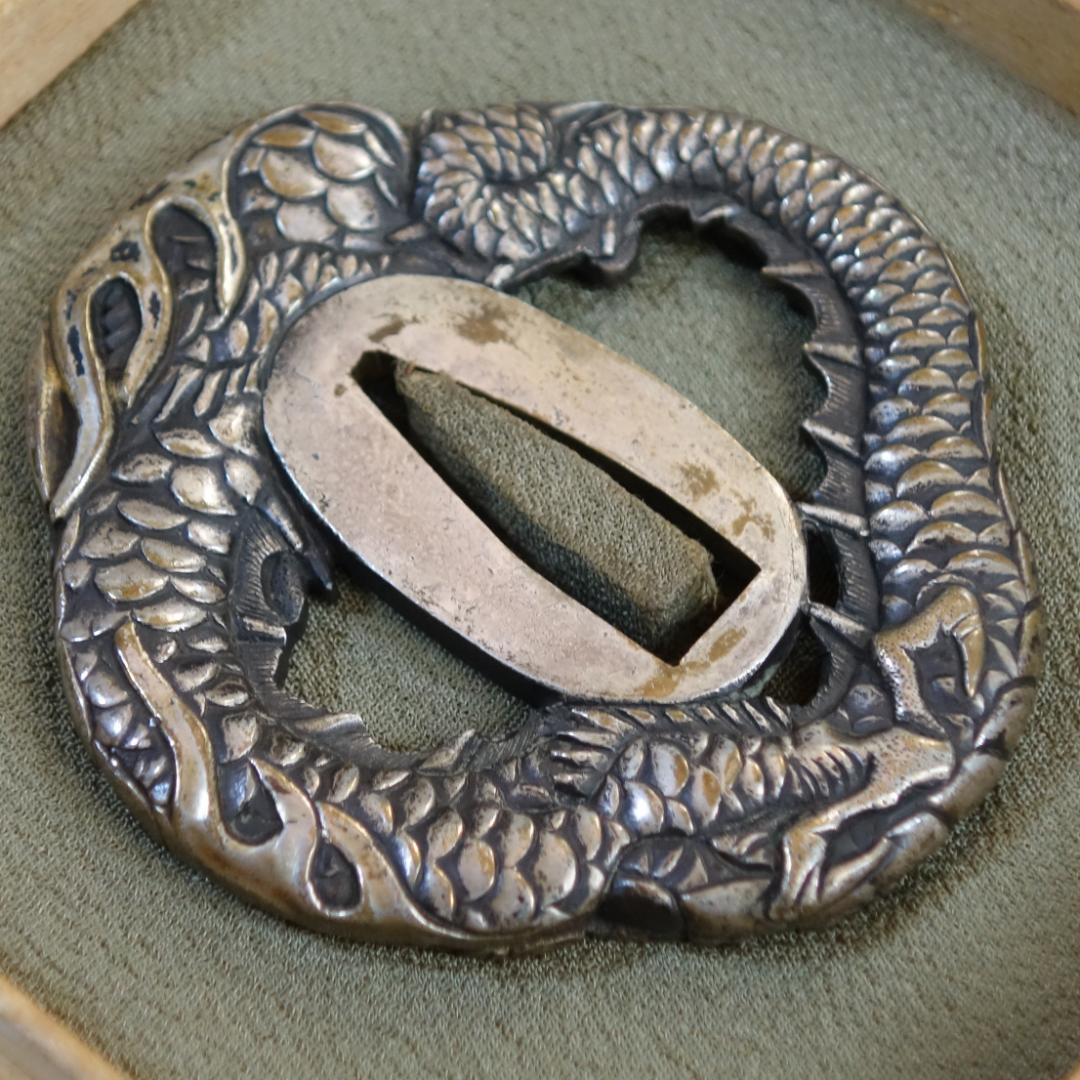 鍔 鐔 真鍮地 刀装具 武具 骨董【宝珠龍図透鍔】(鍔箱付き)