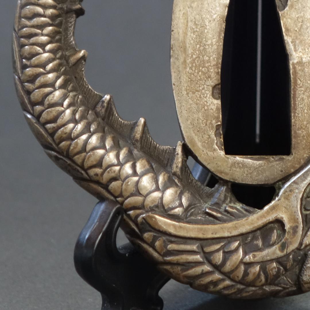 鍔 鐔 真鍮地 刀装具 武具 骨董【宝珠龍図透鍔】(鍔箱付き)