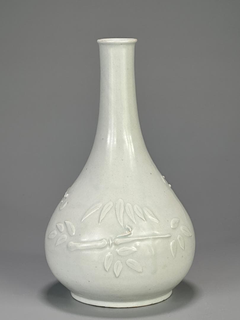 韓国美術　李朝時代　李朝　白磁　陽刻　竹　梅文　鶴首瓶　花器　花瓶　朝鮮古陶磁