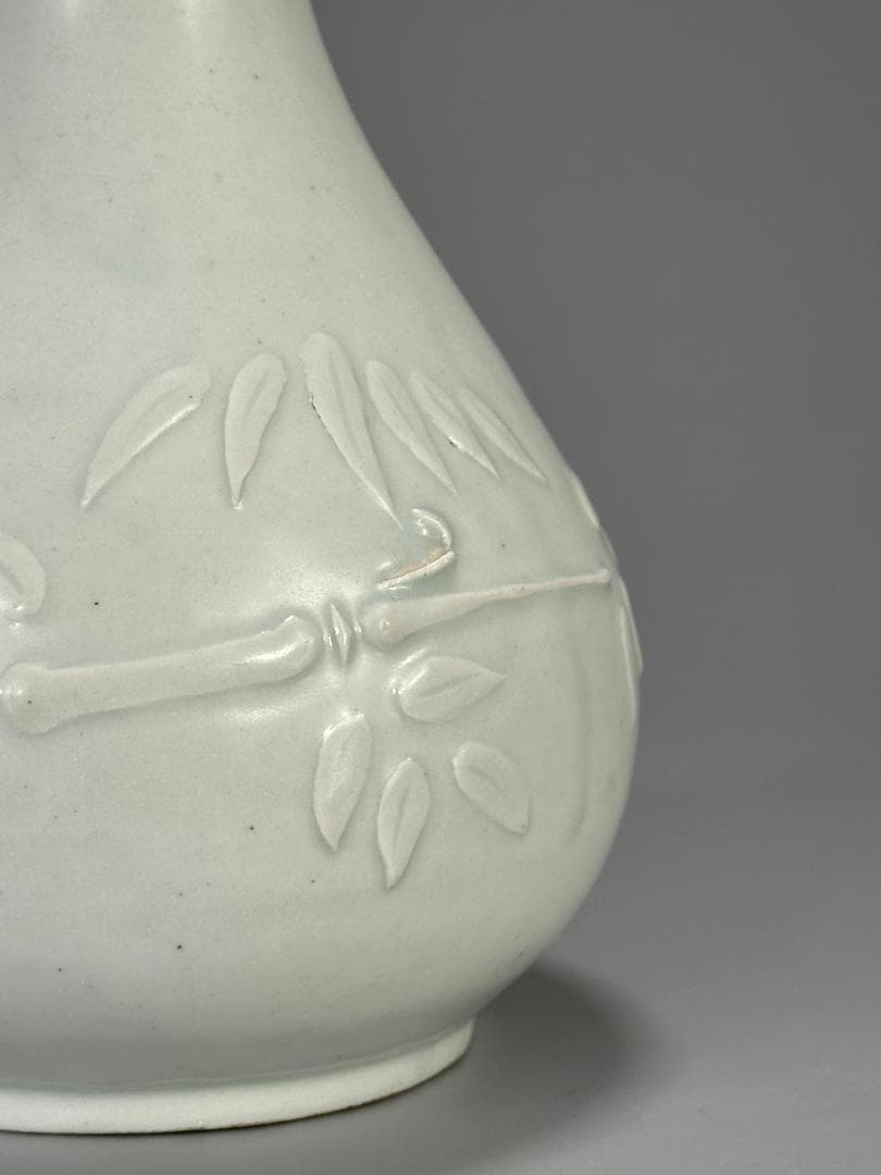 韓国美術　李朝時代　李朝　白磁　陽刻　竹　梅文　鶴首瓶　花器　花瓶　朝鮮古陶磁