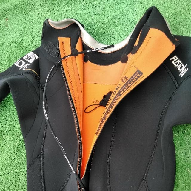 ボディグローブアメリカカリフォルニア産  ウエットスーツ　3ミリスプリング