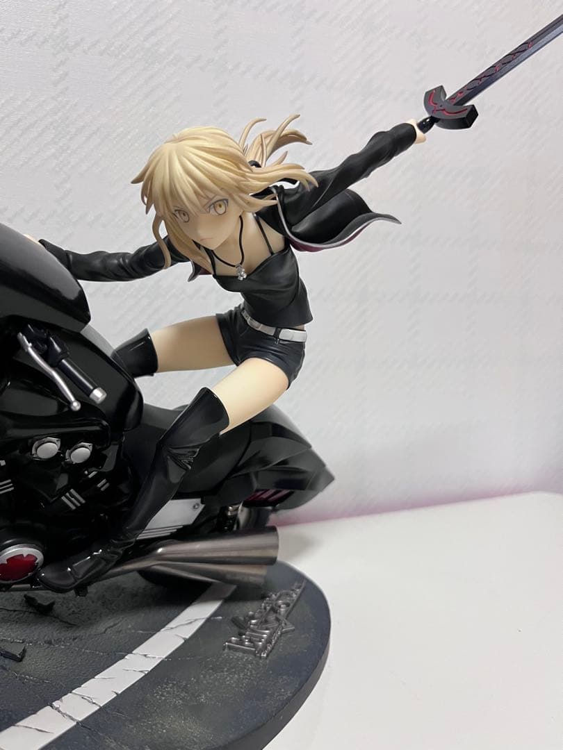 Fateセイバー/ペンドラゴン〔オルタ〕＆キュイラッシェ　1/8 フィギュア