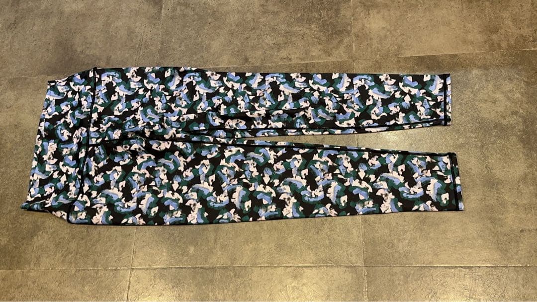 SUKALA3点セット　Lサイズのタンクトップとレギンスセット