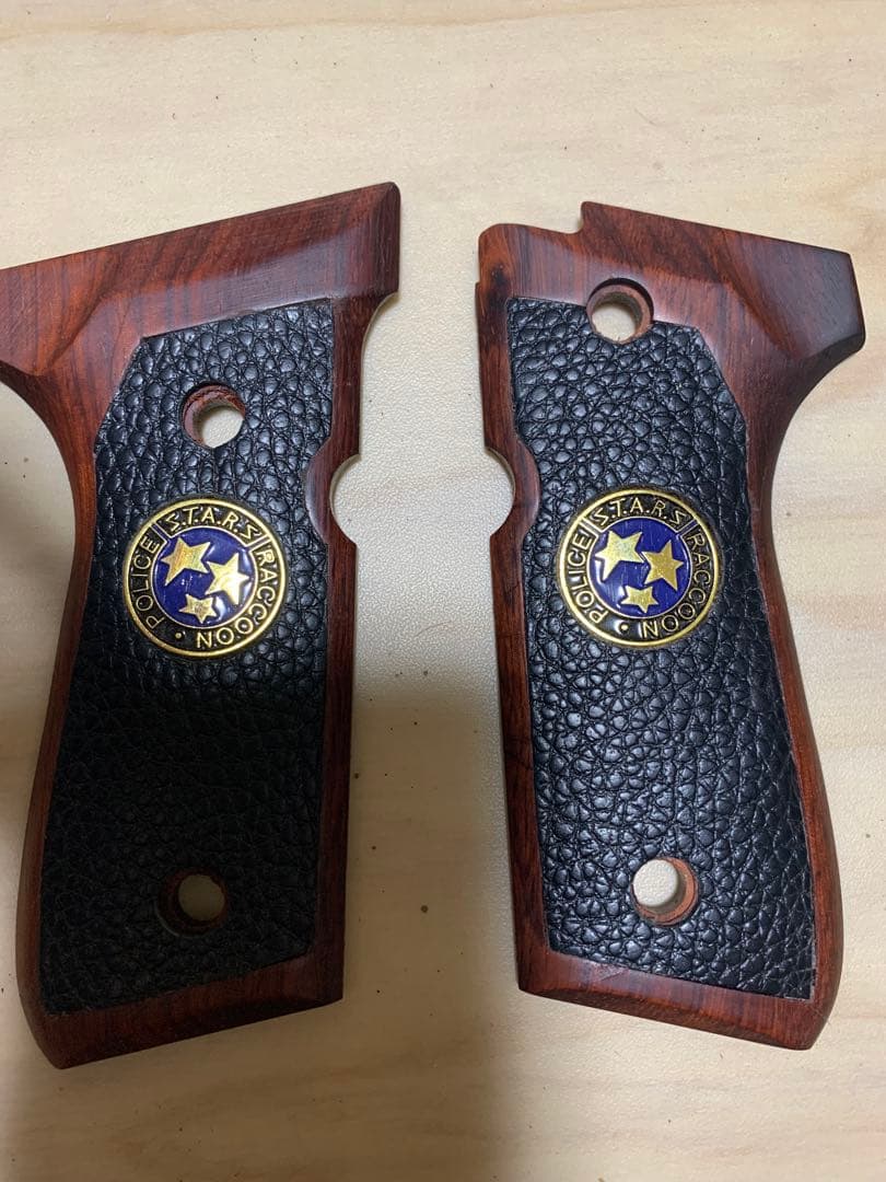 訳あり　新品ベレッタ m9用サムライエッジ木製、革グリップ