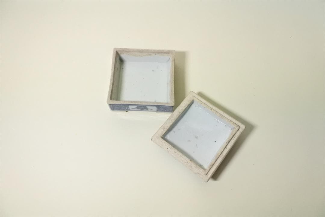 中国　清朝　染付　草花紋　角　香合　オブジェ　骨董品　アンティーク　d