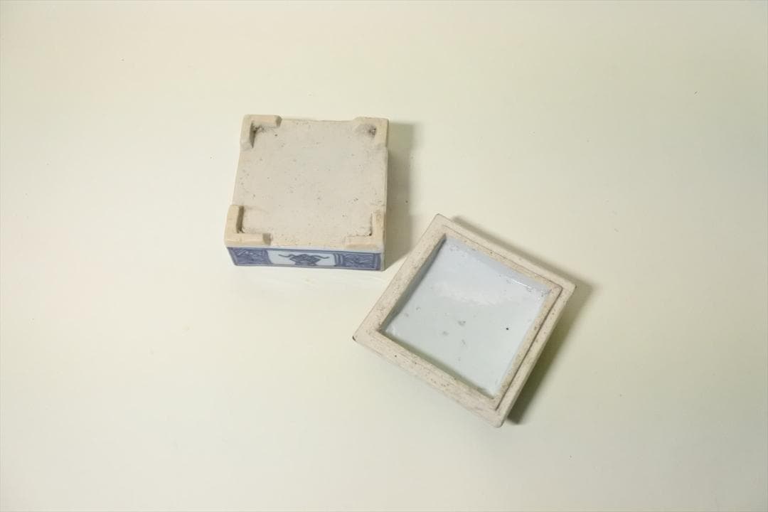 中国　清朝　染付　草花紋　角　香合　オブジェ　骨董品　アンティーク　d