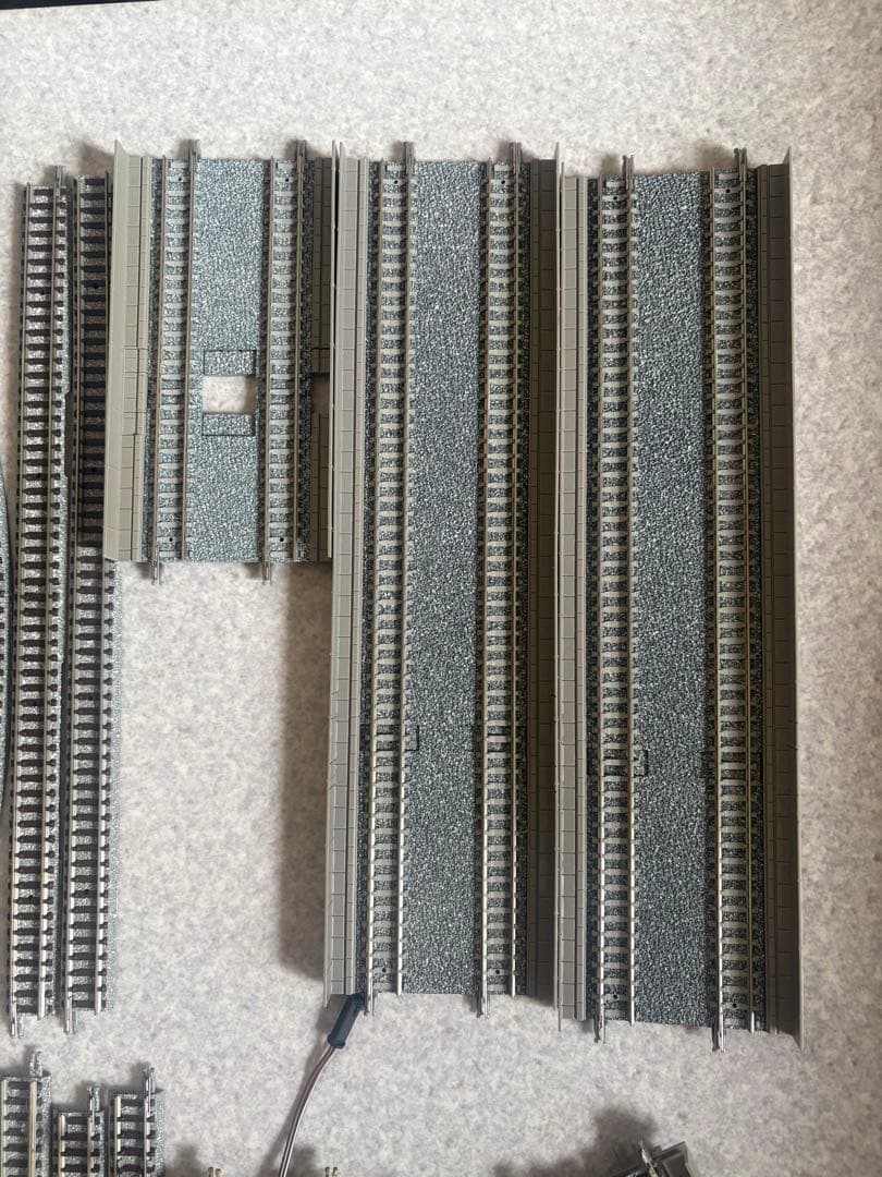 Nゲージレールセット、レイアウトサポートブックおよびカタログです。