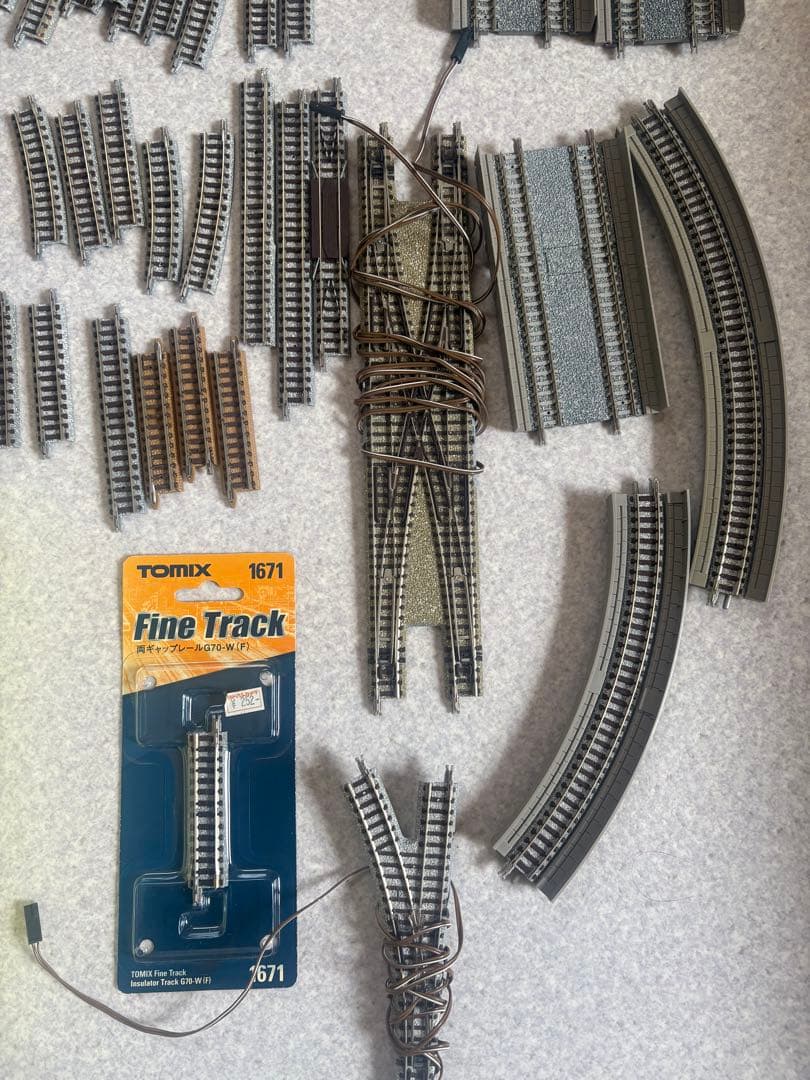 Nゲージレールセット、レイアウトサポートブックおよびカタログです。